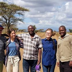 Ambatana zurück in Kenia bei unseren Partnern YISOG: Jonathan Scherr (Compliance & Finanzen), Johanna Salfer (Patenschaften), Father Tito (Leitung YISOG), Verena Donislreiter (1. Vorsitz Ambatana), Kimu (Finanzen & Patenschaften YISOG).