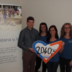Michael Kierner (Vertreter der Sparda-Bank Traunreut), Daniela Magiera und Simone Donislreiter und Verena Donislreiter