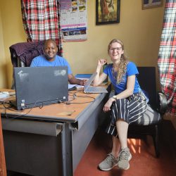 Besprechung vor Ort mit YISOG-Teammitglied